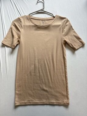 GAP Short Sleeve Crewneck Top in Light Tan
